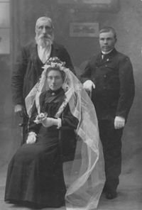 Emil PErsson, Hanna Eliasen, Petter Torsen Emil Persson och hustrun Hanna Eliasen. Mannen bakom Hanna heter Petter Torsen.
